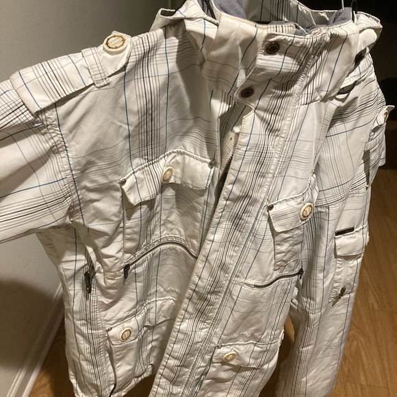 Empyre snowboarding jacket never worn and flawless. - Picture 6 of 16